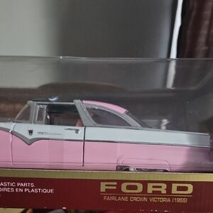 Ford Fairlane Crown Victoria in Pink and White